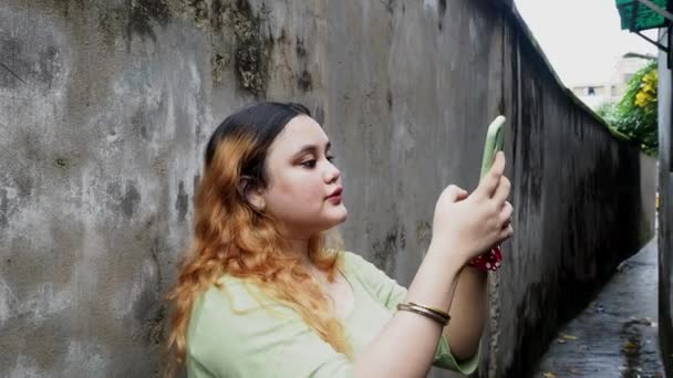 Smiling Woman Taking Selfie Photo Smartphone Modern City Happy Woman — Stok Video
