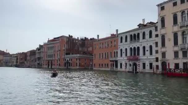Romantiska Par Sightseeing Gondol Mellan Venetianska Hus Venedig Italien — Stockvideo