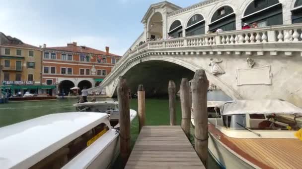 Touristen Auf Der Gondel Unter Der Berühmten Rialto Brücke Venedig — Stockvideo