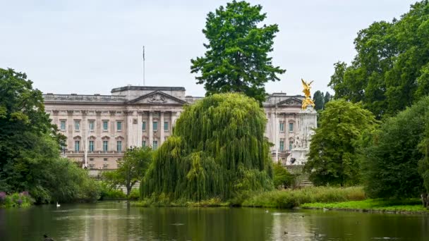 バッキンガム宮殿とビクトリア記念碑の絵のように美しい景色セント ジェームズ パーク湖ロンドン イングランド タイムラプス — ストック動画