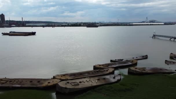 Imagens Drones Antiga Guerra Mundial Abandonada Duas Barcaças Concreto Rio — Vídeo de Stock