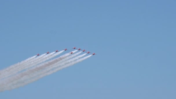 英国の空軍のエアロビクスディスプレイチームが形成されて飛ぶ — ストック動画