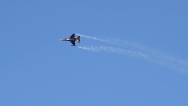 垂直飛行中のスナップロールのトルコF16戦闘機のパフォーマンスシリーズ — ストック動画