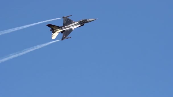 Luchador Turco F16 Realizando Rollo Alerón Vuelo Boca Abajo — Vídeos de Stock