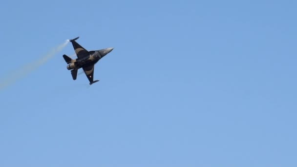 Turkse F16 Straaljager Draait Zich Vuurt Vuurpijlen Snap Rolll — Stockvideo