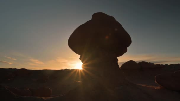 Silhouet Van Paddenstoelvormige Rotsformatie Het Goblin Valley State Park Utah — Stockvideo