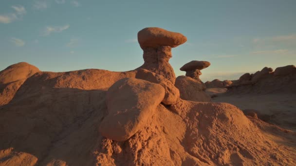 Fancy Stone Figurer Goblin Valley State Park Utah Vid Solnedgången — Stockvideo