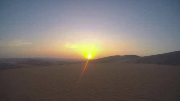 日没の間に地平線上に消える明るい黄色の太陽 ペルーのHuacachina 経過時間 — ストック動画