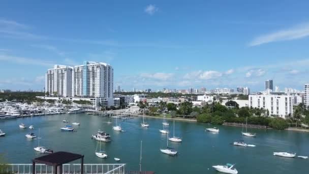 マイアミ サウスビーチ 空中ビュー マリーナ ウィズ セイルボートとヨット マンション 晴れた日のベイフロント ドローン ショット — ストック動画