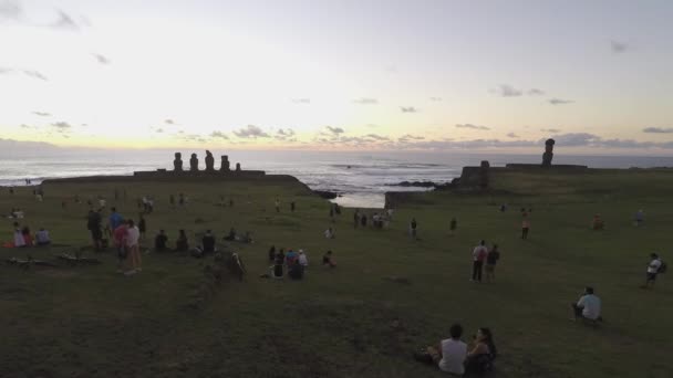 Mensen Bewonderen Zonsondergang Met Moai Achtergrond Ahu Tahai Paaseiland Chili — Stockvideo