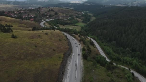 Widok Powietrza Wiejską Drogę Zielonym Krajobrazie Góry Zlatibor Serbia Pochmurny — Wideo stockowe