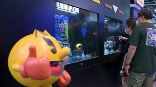 在香港举行的 模拟游戏与游戏 展览期间 参观者可欣赏品牌漫画及游戏商品 — 图库视频影像