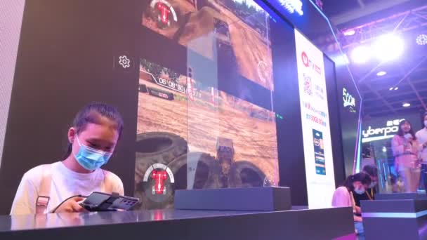 Visitante Joga Videogames Smartphone Pois Transmitido Vivo Durante Evento Exibição — Vídeo de Stock