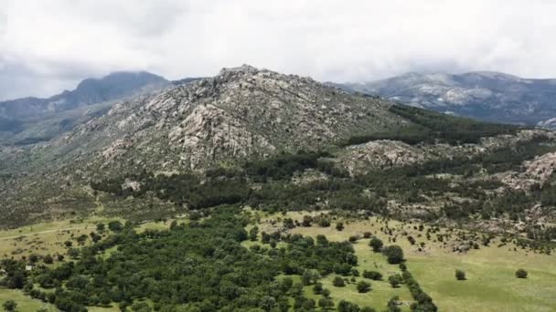 シエラ グアダラマ山脈とその周辺のマンザナレス レアル スペインのマドリード コミュニティの山脈を見下ろすパノラマビュー — ストック動画