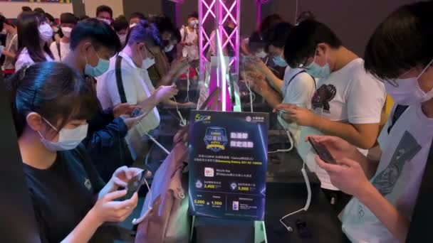 Los Visitantes Juegan Videojuegos Sus Teléfonos Inteligentes Durante Evento Exhibición — Vídeos de Stock