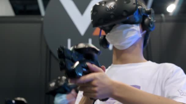 Visitante Joga Jogo Realidade Virtual Durante Evento Exposição Anicom Games — Vídeo de Stock