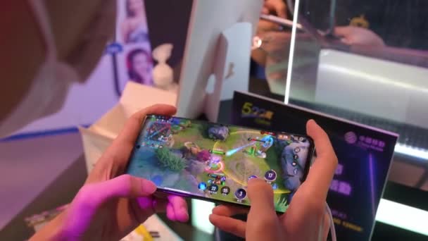 Visiteur Joue Des Jeux Vidéo Sur Smartphone Lors Exposition Anicom — Video