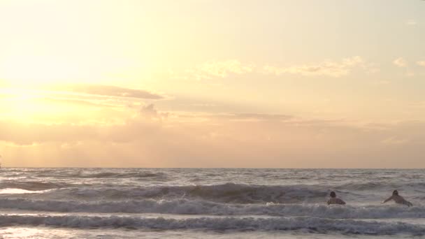 Deauville Fransa Gün Batımında Çocuklar Denize Atlıyor Ağır Çekim — Stok video