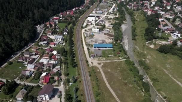 罗马尼亚Bucegi山区Peles城堡周围Sinaia的空中景观 — 图库视频影像