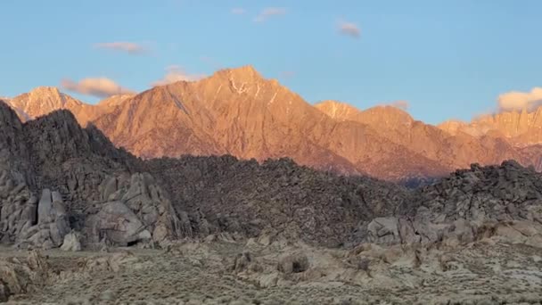 Alabama Hills Kalifornie Usa Panorama Suchých Skalistých Kopců Štítů Slunečný — Stock video