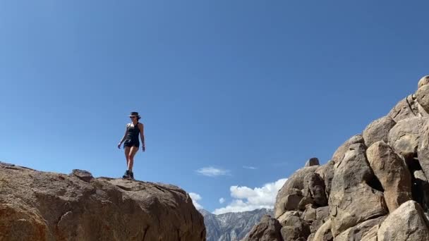 Caminhante Jovem Topo Rocky Cliff Blue Sky Low Angle View — Vídeo de Stock