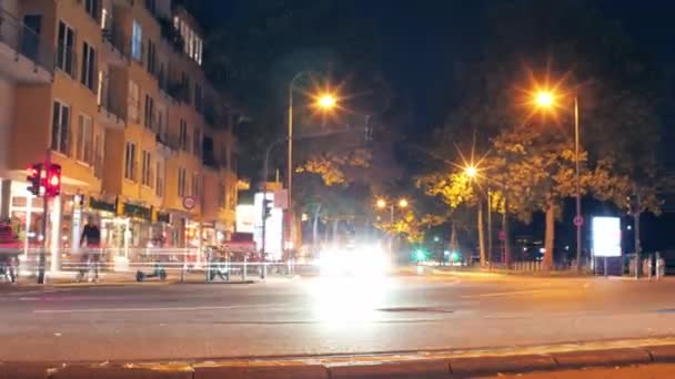 시간에 전광판 거리의 미디어 파크와 콜로니 타워의 시야를 레이시 줌으로 — 비디오