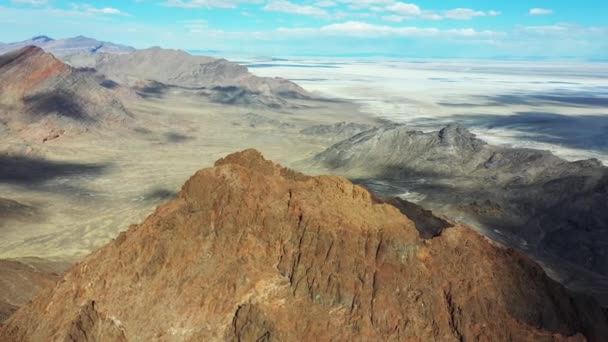 Luchtfoto Van Steile Rotsachtige Heuvels Boven Bonneville Salt Flats Utah — Stockvideo