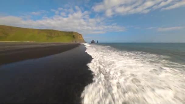 Vol Proximité Basse Altitude Dessus Des Vagues Écrasement Plage Sable — Video