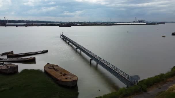 Imagens Drones Antiga Guerra Mundial Abandonada Duas Barcaças Concreto Rio — Vídeo de Stock