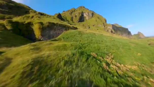 Fpvドローンはアイスランドのヴィクの山の頂上に登る — ストック動画