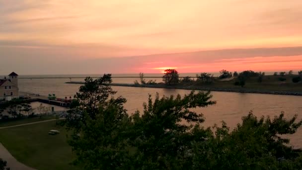 Barco Que Entra Canal Muskegon Durante Puesta Del Sol Drone — Vídeo de stock