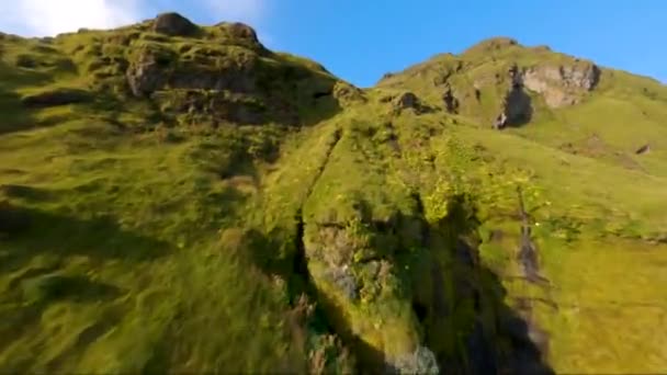 Drone Που Πετά Στην Κορυφή Ενός Λόφου Κοντά Στο Vik — Αρχείο Βίντεο