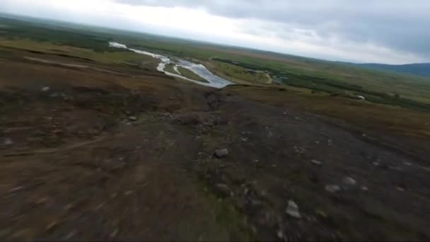 Fpv Drone Duikt Van Een Heuvel Langs Een Bergrivier Ijsland — Stockvideo