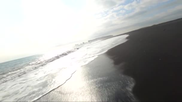 Fpv Proximidade Baixa Altitude Voando Sobre Ondas Oceânicas Quebrando Praia — Vídeo de Stock