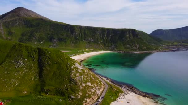 Praia Areia Branca Cercada Por Belas Montanhas Grama Mar Azul — Vídeo de Stock