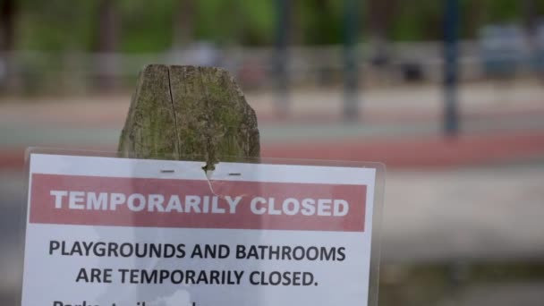 Tijdelijk Gesloten Aanmelden Printed Paper Nailed Wooden Post Playground Pandemic — Stockvideo