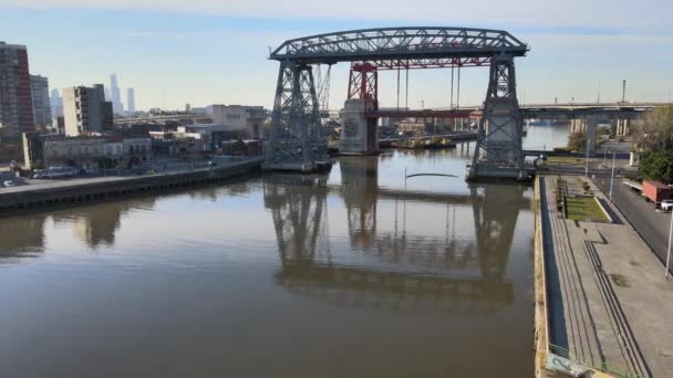Drohne Fliegt Richtung Puente Transbordador Nicolas Avellaneda Brücke Und Erfasst — Stockvideo