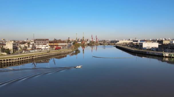 Vista Aérea Barco Cruzando Rio Matanza Poluído Caminhões Dirigindo Boca — Vídeo de Stock