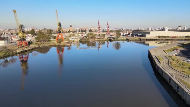 在Riachuelo河旁边安装工业集装箱起重机 布宜诺斯艾利斯La Boca — 图库视频影像