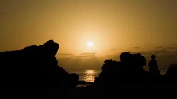 Calhetaの日没時に隠された入り江のビーチで人々のシルエット 昼から夜へ — ストック動画