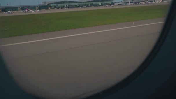 Ticari Uçak Yolcu Penceresinden Bakın Uçak Kalkıyor Iniyor — Stok video