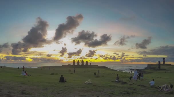 Zeitraffer Des Sonnenuntergangs Über Dem Meer Von Ahu Tahai Osterinsel — Stockvideo