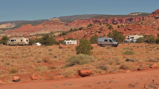 Camper Vans Campground Desert Capitol Reef National Park Utah State — Vídeo de stock