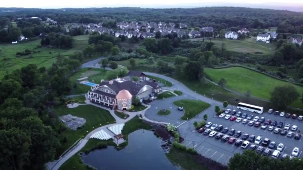 Ruotante Drone Vista Una Casa Banchetti Celebrazioni Matrimoni Circondata Terreni — Video Stock