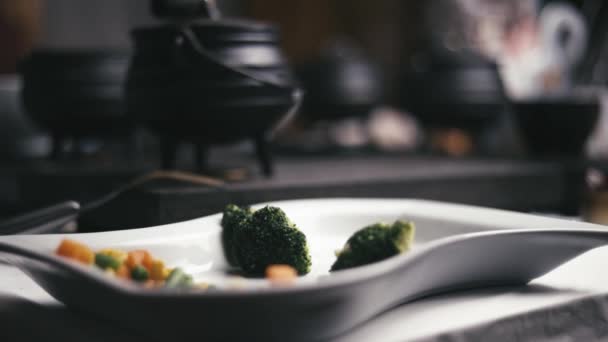 zpomalit prázdný talíř zeleniny s několika hrnci na stole zaneprázdněn vařením