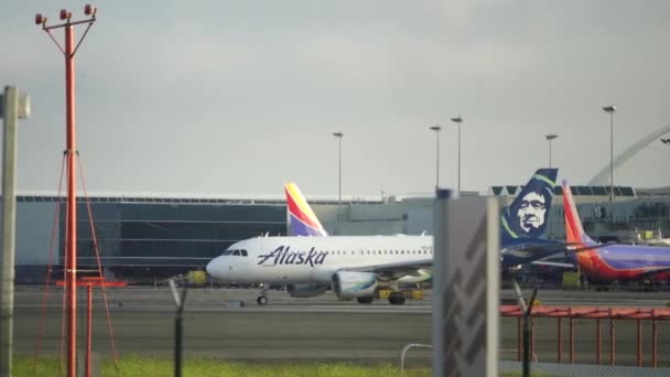 アラスカ航空は空港で滑走路上の飛行機 — ストック動画