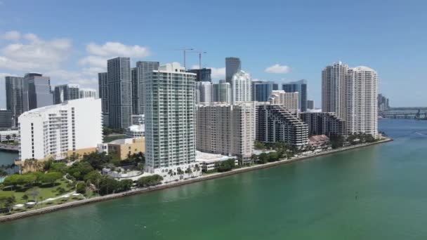 Miami Florida Usa Drönare Flygfoto Waterfront Bostadsbyggnader Och Corporate Towers — Stockvideo