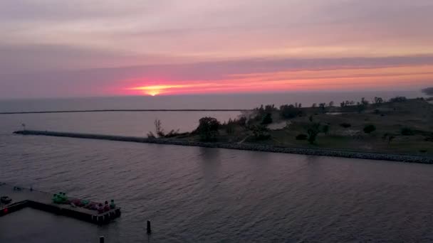 Drone Descendiendo Durante Una Hermosa Puesta Sol Tomado Verano 2021 — Vídeo de stock