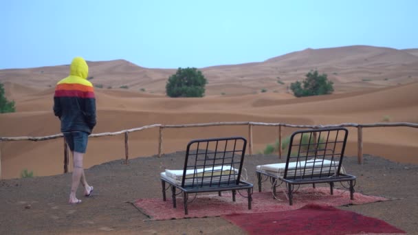 Homme Regarde Désert Sahara Infini Par Jour Pluie Merzouga Maroc — Video
