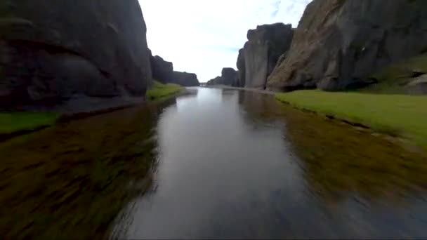 Luchtfoto Van Lage Hoogte Boven Een Rivier Een Canyon Ijsland — Stockvideo